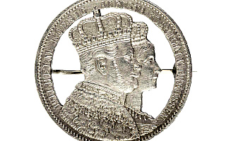 Broszkę z monety koronacyjnej i wojenne ulotki propagandowe można oglądać na zamku w Olsztynie
